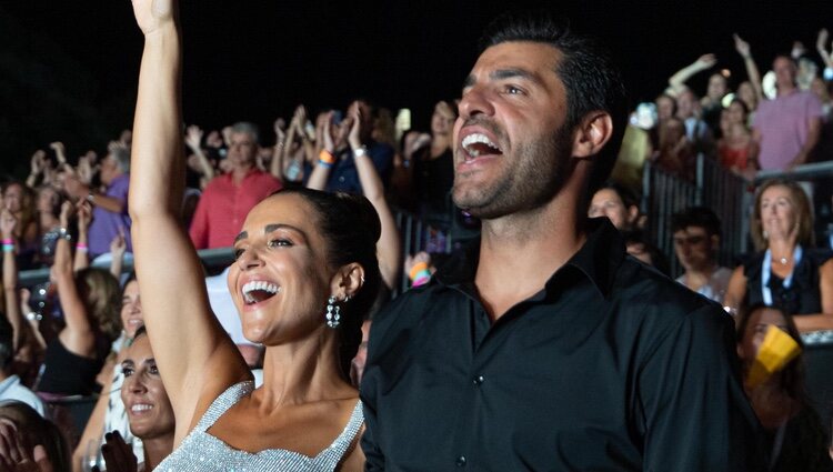 Paula Echevarría y Miguel Torres dándolo todo en el concierto de Hombres G en el Festival Starlite 2022