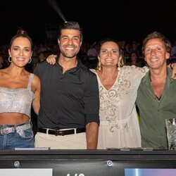 Paula Echevarría, Miguel Torres y unos amigos en el concierto de Hombres G en Starlite 2022