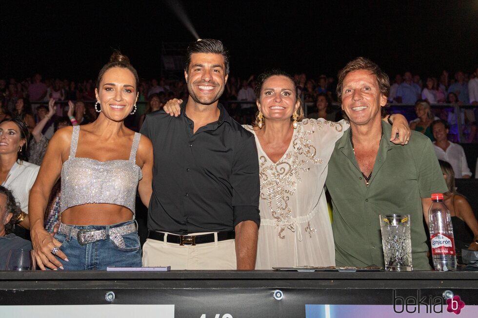 Paula Echevarría, Miguel Torres y unos amigos en el concierto de Hombres G en Starlite 2022