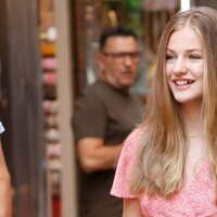 La Princesa Leonor muy sonriente en un paseo familiar por Palma durante sus vacaciones en Mallorca