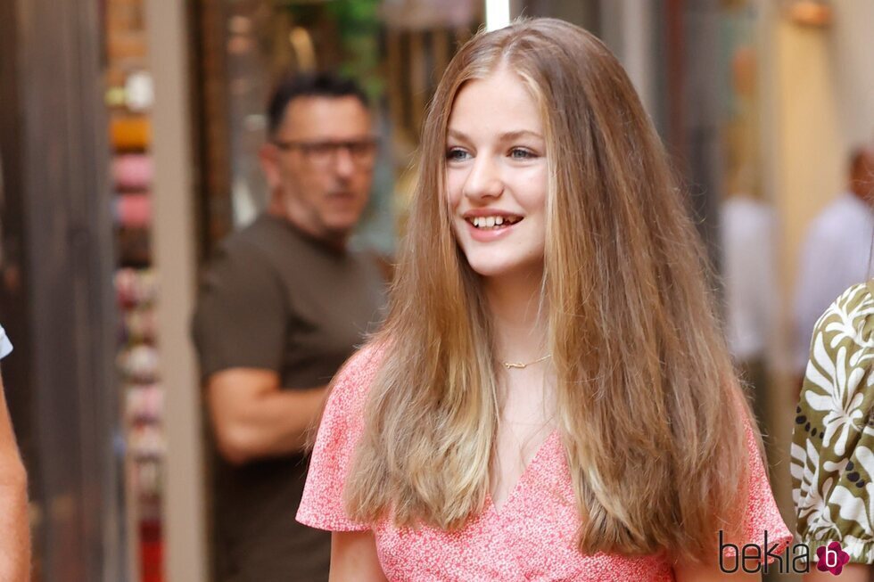 La Princesa Leonor muy sonriente en un paseo familiar por Palma durante sus vacaciones en Mallorca