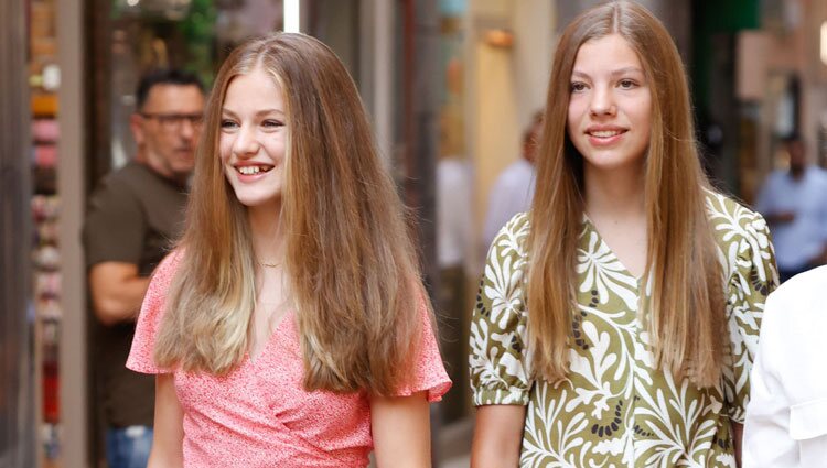 La Princesa Leonor y la Infanta Sofía en un paseo familiar por Palma durante sus vacaciones en Mallorca