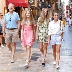 Los Reyes Felipe y Letizia, la Princesa Leonor y la Infanta Sofía en un paseo familiar durante sus vacaciones en Mallorca