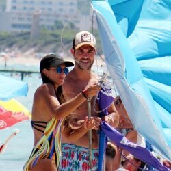 Nuria Fergó y Juan Pablo Lauro en la playa de Mallorca