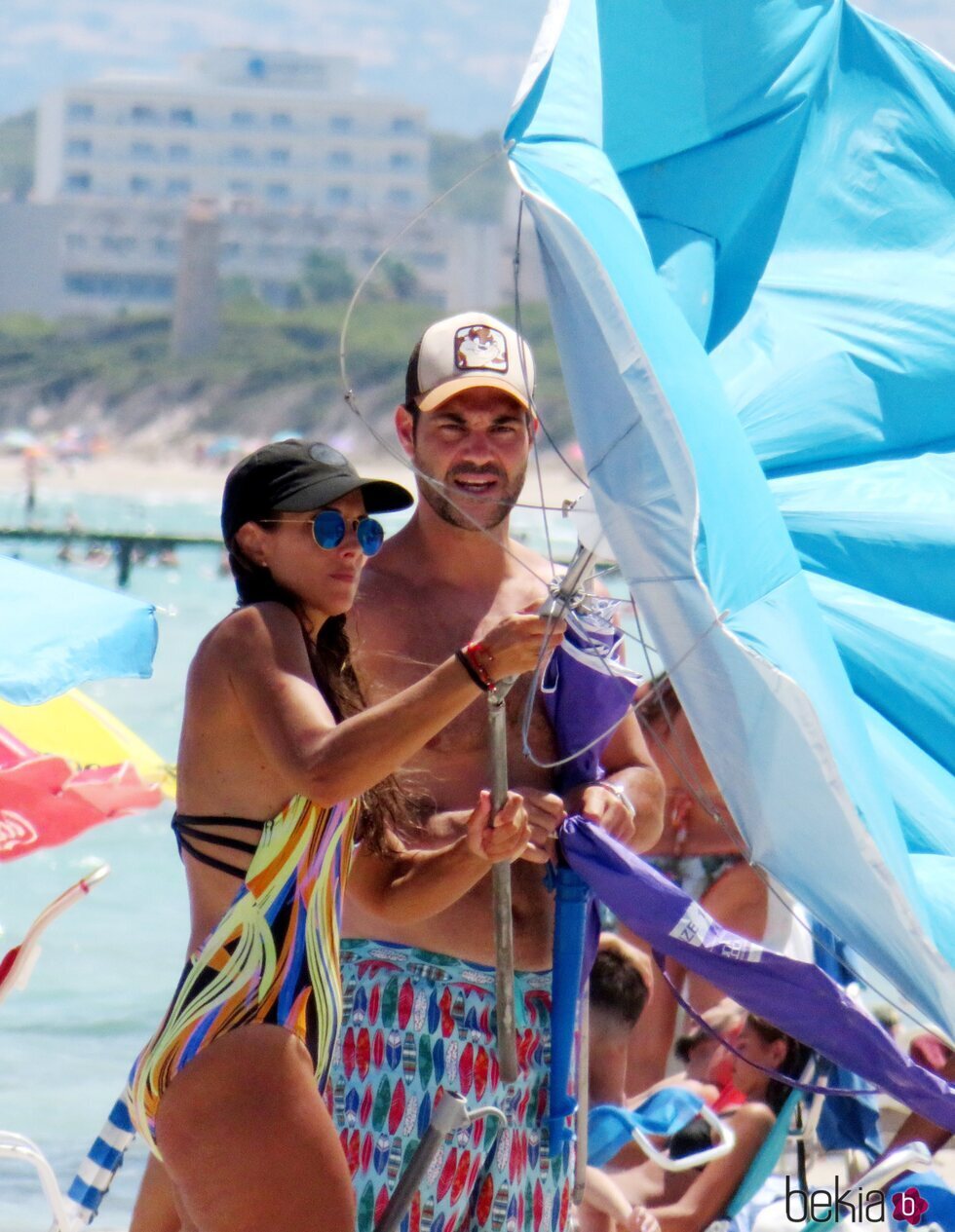 Nuria Fergó y Juan Pablo Lauro en la playa de Mallorca