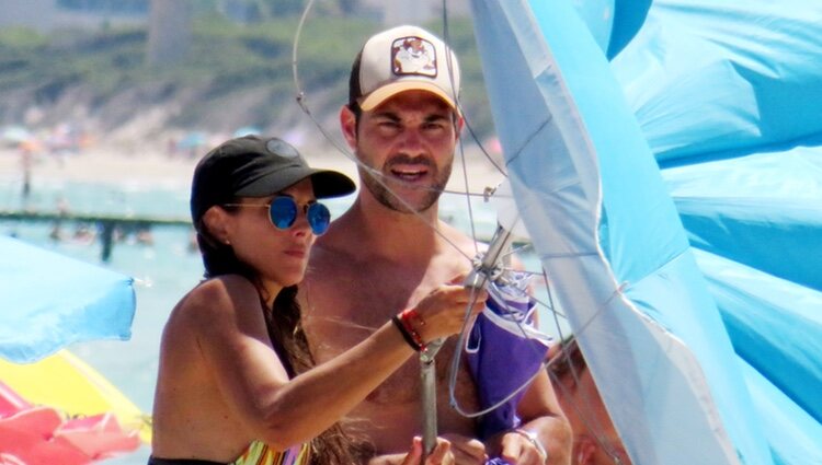 Nuria Fergó y Juan Pablo Lauro en la playa de Mallorca