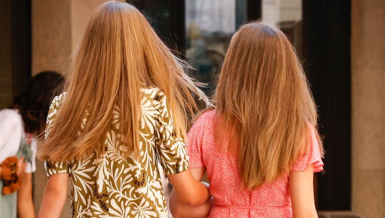 La Princesa Leonor y la Infanta Sofía cogidas del brazo en un paseo familiar por Palma durante sus vacaciones en Mallorca