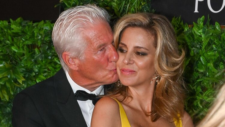 Richard Gere dando un beso a Alejandra Silva en la Gala Starlite 2022 en Marbella