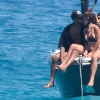 Yulen Pereira y Anabel Pantoja posan dándose un beso durante sus vacaciones en Ibiza