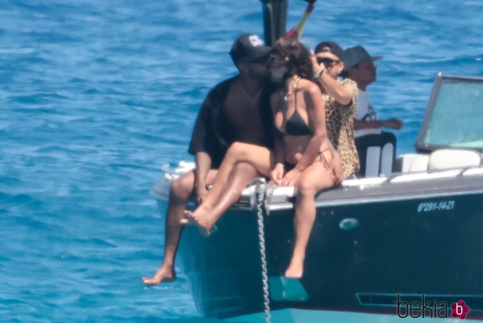 Yulen Pereira y Anabel Pantoja posan dándose un beso durante sus vacaciones en Ibiza