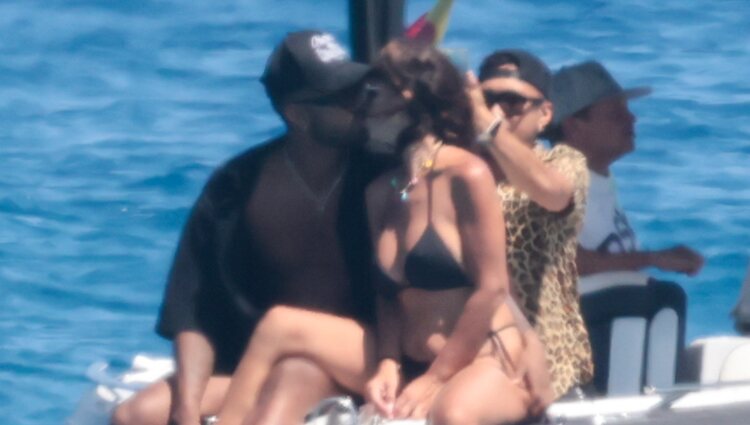 Yulen Pereira y Anabel Pantoja posan dándose un beso durante sus vacaciones en Ibiza