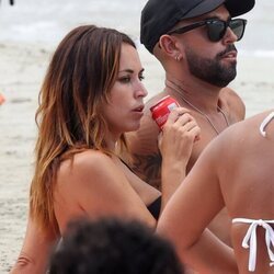 Raquel Lozano y Omar Sánchez en una playa en Ibiza