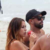 Raquel Lozano y Omar Sánchez en una playa en Ibiza