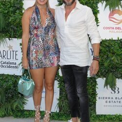 Marta Riesco y Antonio David Flores posando en el photocall de Starlite