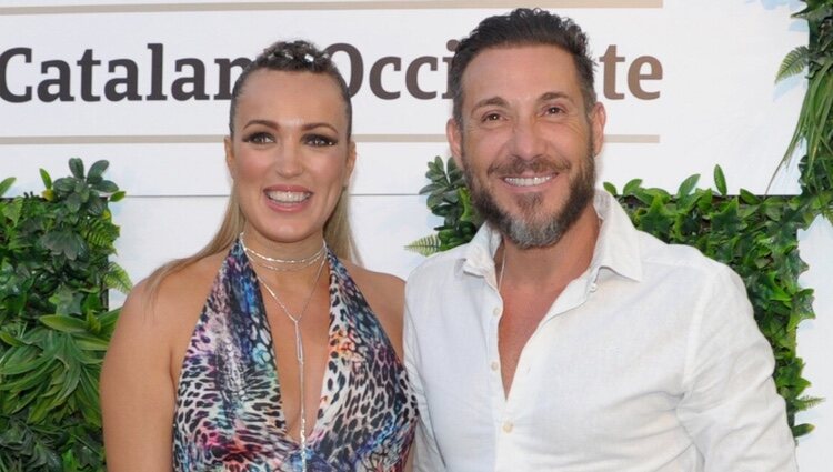 Marta Riesco y Antonio David Flores posando en el photocall de Starlite