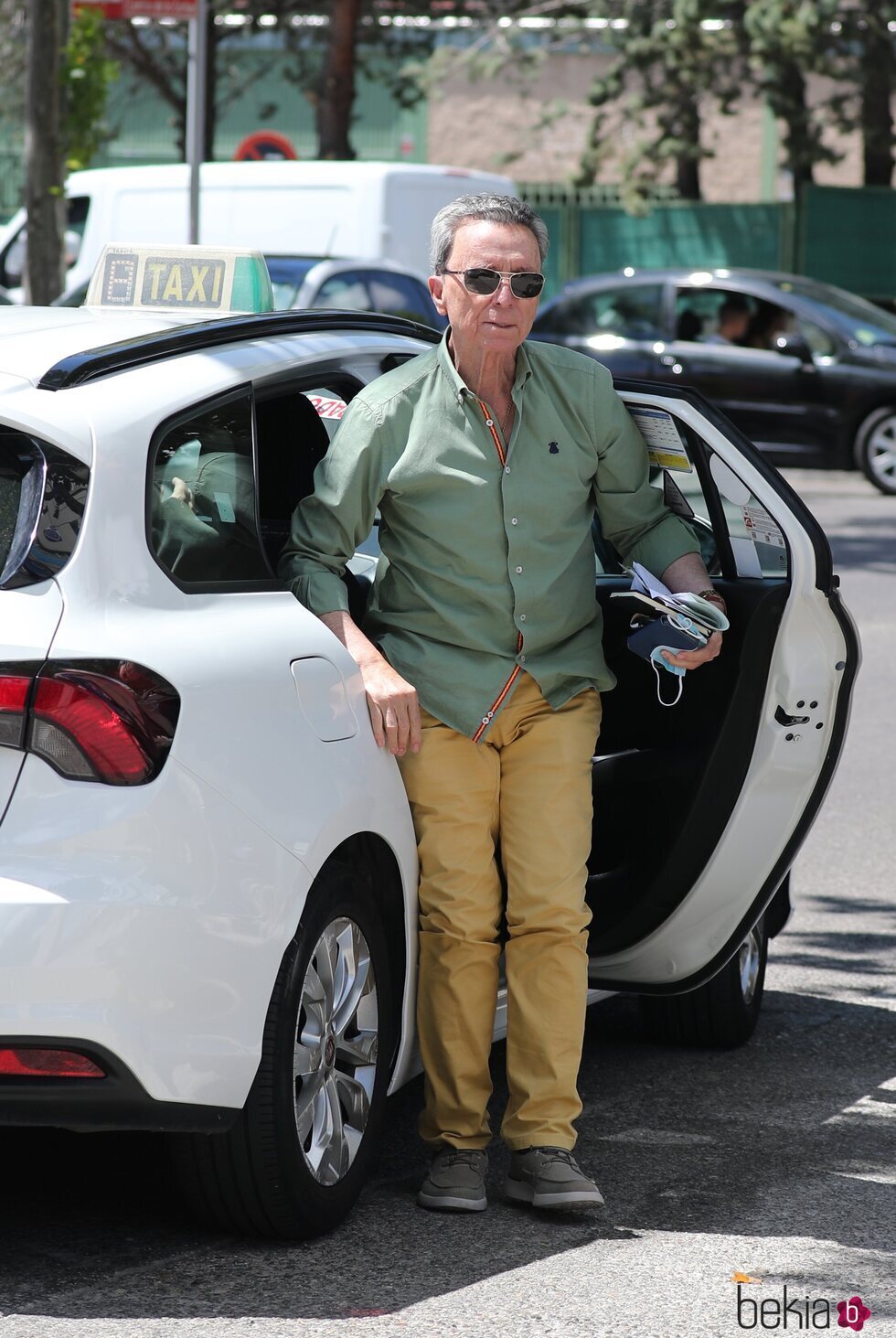 José Ortega Cano bajando de un taxi