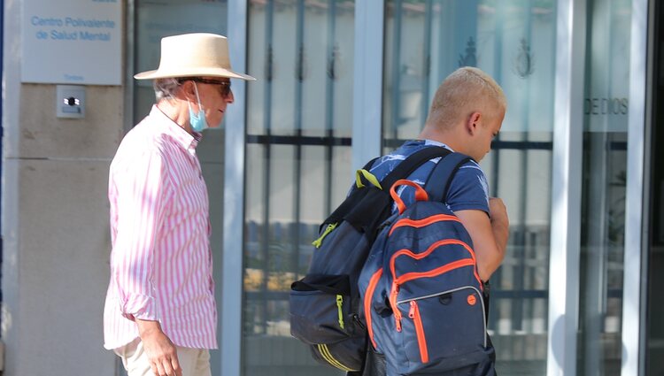 Ortega Cano acompañando a José Fernando al centro en el que está internado