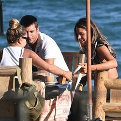 Laura Matamoros con Benji Aparicio y unos amigos en Marbella