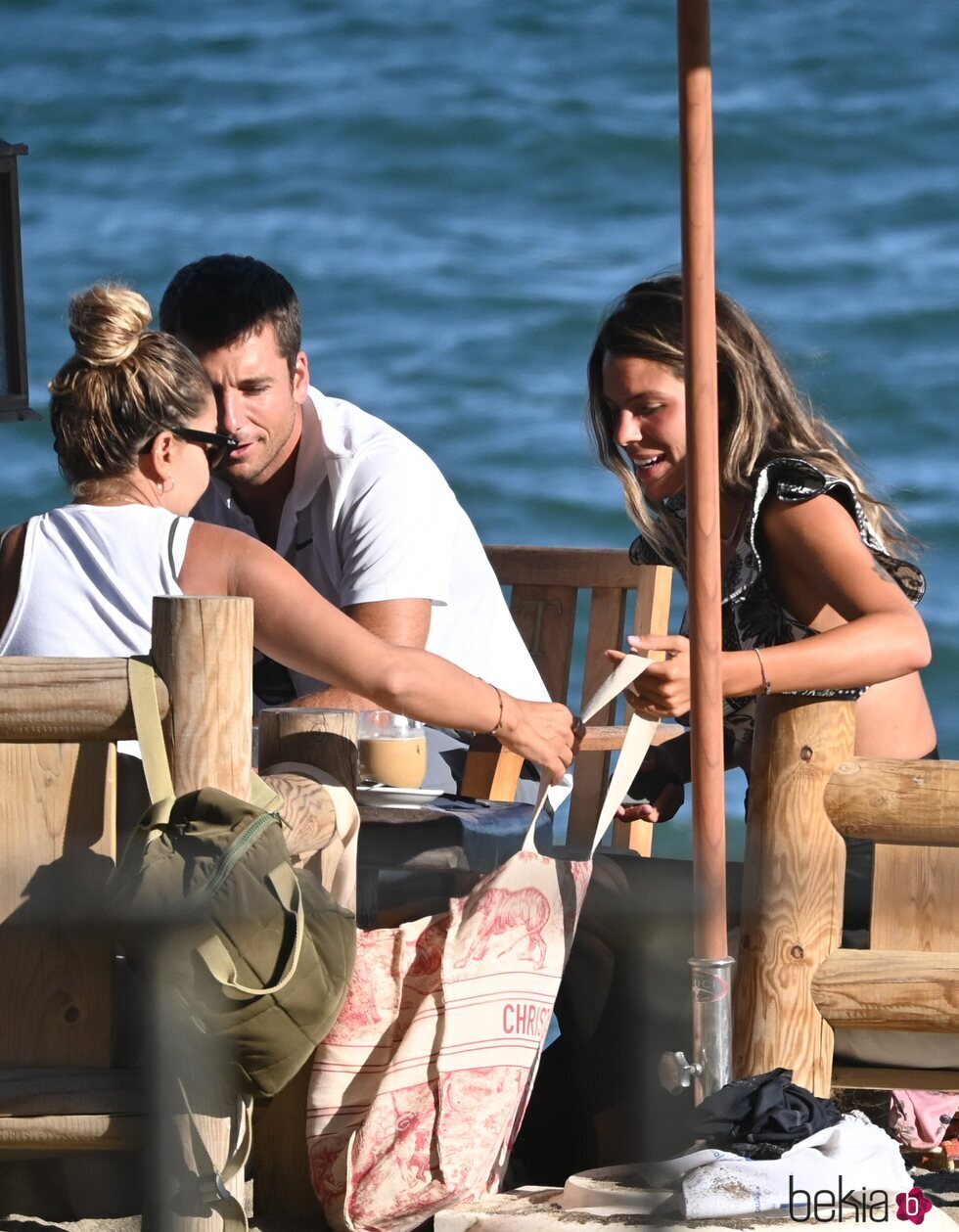 Laura Matamoros con Benji Aparicio y unos amigos en Marbella