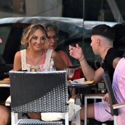 Rocío Flores y Manuel Bedmar en un bar de Marbella