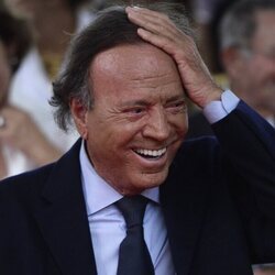 Julio Iglesias en un evento sonriente