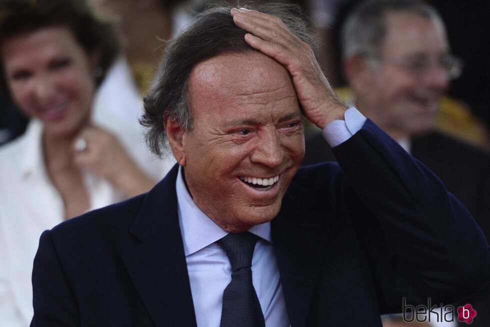 Julio Iglesias en un evento sonriente