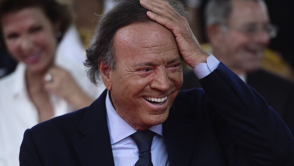 Julio Iglesias en un evento sonriente