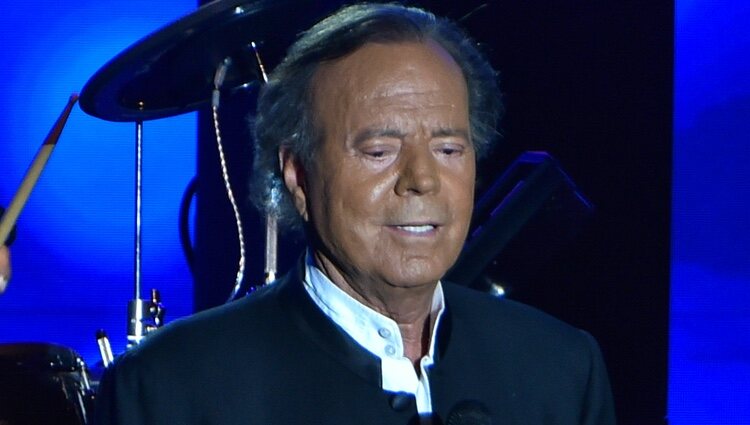 Julio Iglesias durante un concierto