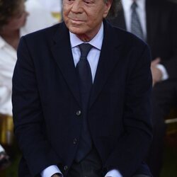 Julio Iglesias atiende durante un acto