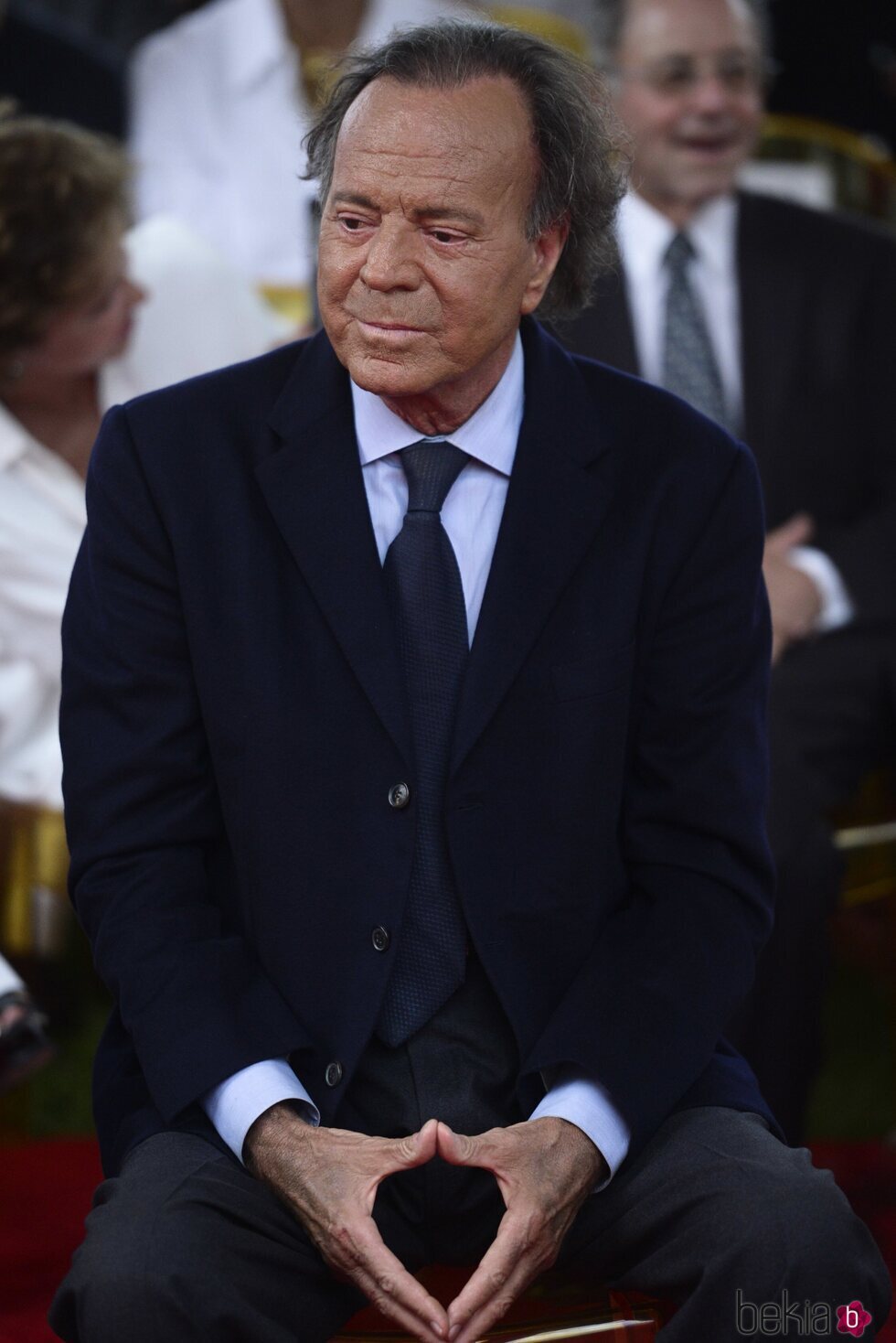 Julio Iglesias atiende durante un acto