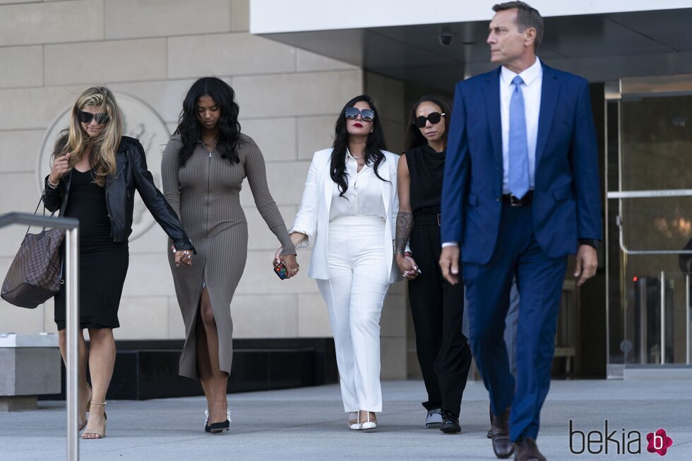 Vanessa Bryant con su hija Natalia y unas amigas tras ganar el juicio por las fotos del accidente mortal de Kobe y Gianna