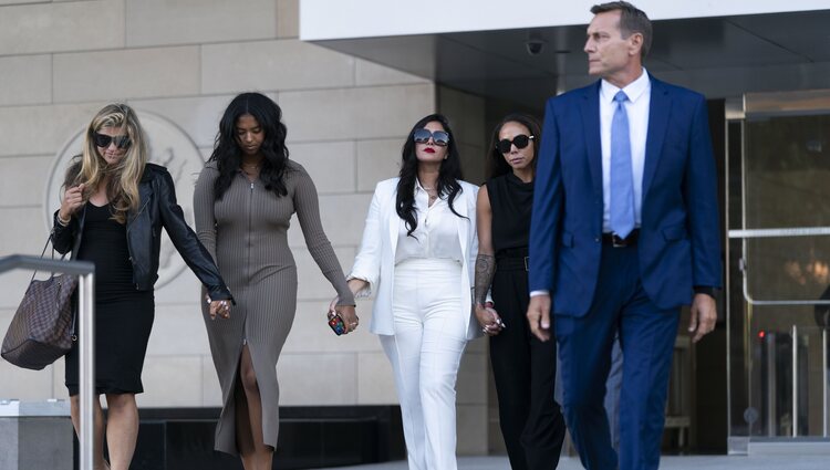 Vanessa Bryant con su hija Natalia y unas amigas tras ganar el juicio por las fotos del accidente mortal de Kobe y Gianna