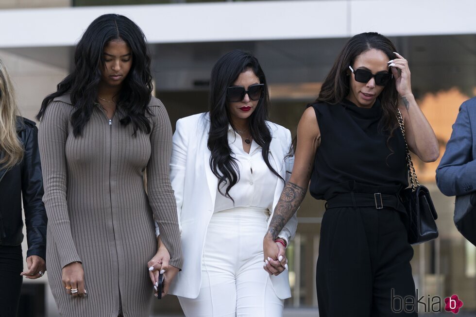 Vanessa Bryant con su hija Natalia tras ganar el juicio por las fotos del accidente mortal de Kobe y Gianna