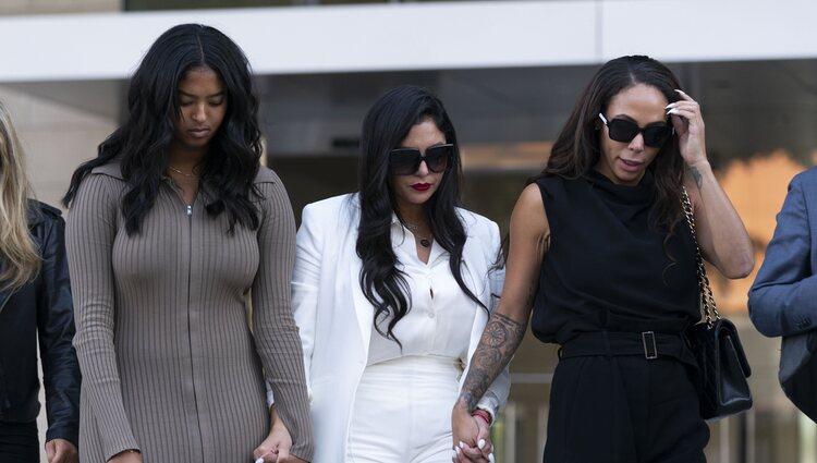 Vanessa Bryant con su hija Natalia tras ganar el juicio por las fotos del accidente mortal de Kobe y Gianna