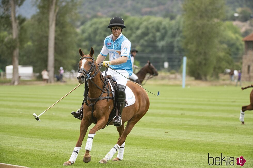 El Príncipe Harry jugando al polo en Colorado