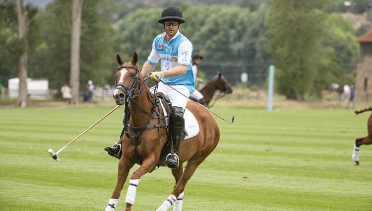 El Príncipe Harry jugando al polo en Colorado