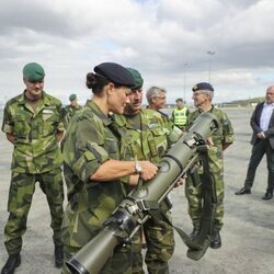 La Princesa Victoria de Suecia durante una visita militar