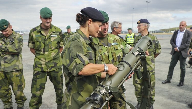 La Princesa Victoria de Suecia durante una visita militar