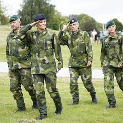 Victoria de Suecia equipada de militar en una visita oficial