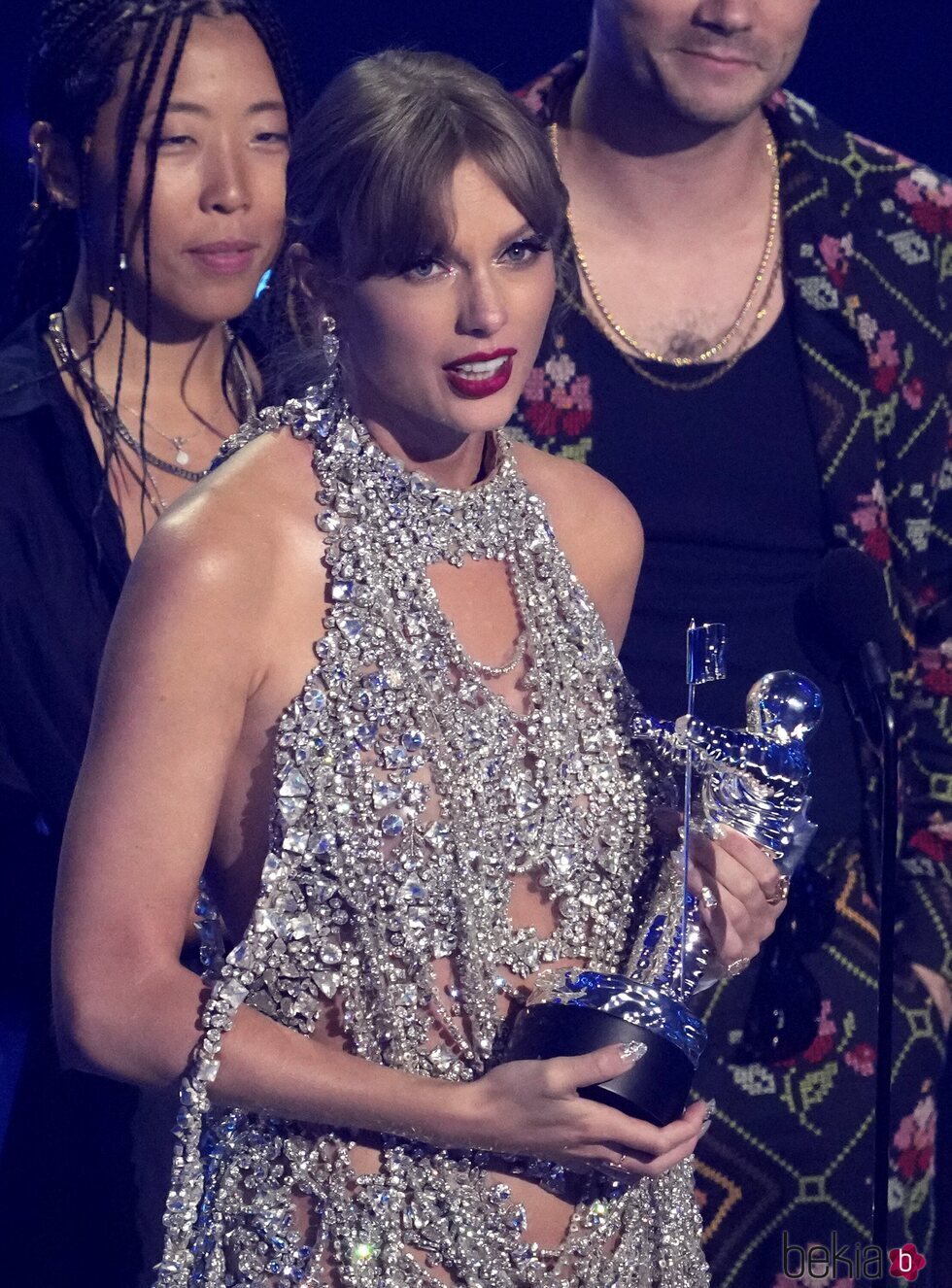 Taylor Swift recogiendo su premio en los MTV VMAs 2022