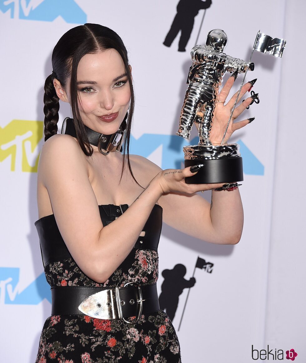 Dove Cameron con su premio en los MTV VMAs 2022