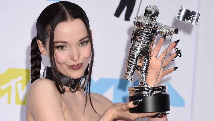 Dove Cameron con su premio en los MTV VMAs 2022