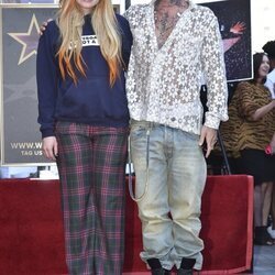 Avril Lavigne y Mod Sun recibiendo su estrella en el Paseo de la Fama de Hollywood