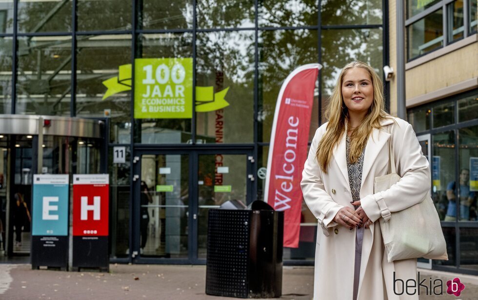 Amalia de Holanda ante la Universidad de Amsterdam en la que estudia