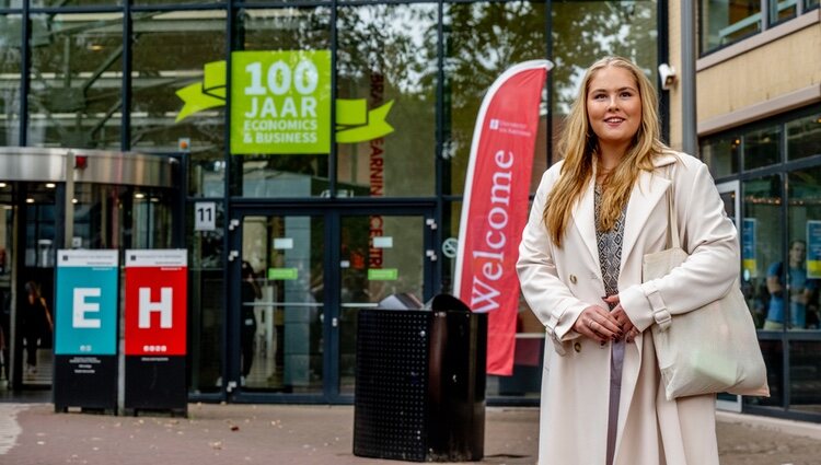 Amalia de Holanda ante la Universidad de Amsterdam en la que estudia