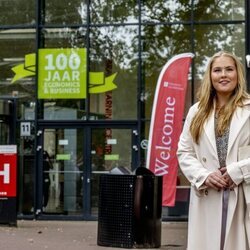 Amalia de Holanda ante la Universidad de Amsterdam en la que estudia