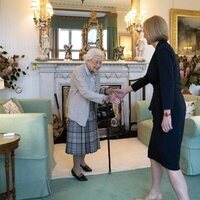 La Reina Isabel saluda a Liz Truss en Balmoral para darle la bienvenida como Primera Ministra de Reino Unido