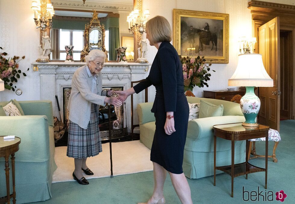 La Reina Isabel saluda a Liz Truss en Balmoral para darle la bienvenida como Primera Ministra de Reino Unido