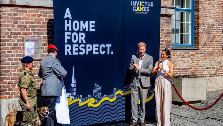 El Príncipe Harry y Meghan Markle en un momento de la presentación de los Invictus Games 2023 en Düsseldorf