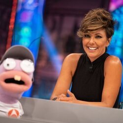 Sonsoles Ónega con una de las hormigas de 'El Hormiguero'